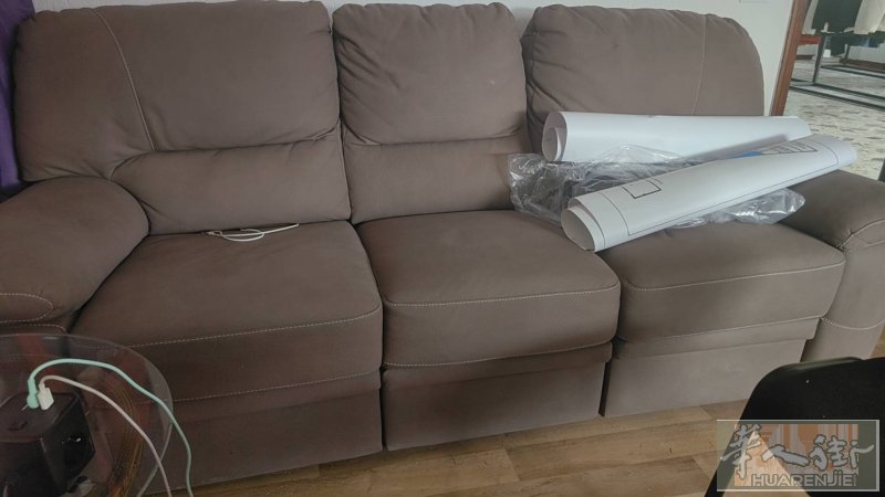 多人位皮艺沙发，棕色，长2.2米，宽80cm，结构结实，坐着很舒服，适合客厅多人使用