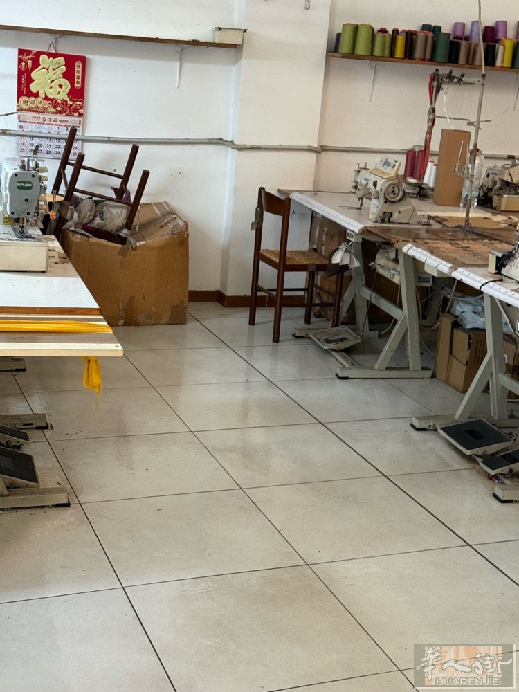 老医院近市中心中间洗衣房旁边有一组工厂搭铺