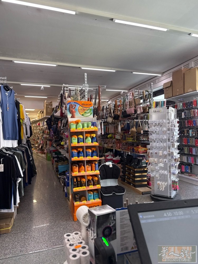 本人有一家300多平百货店 可转让或直接货➕货架 （不单一产品） 便宜出售 有意