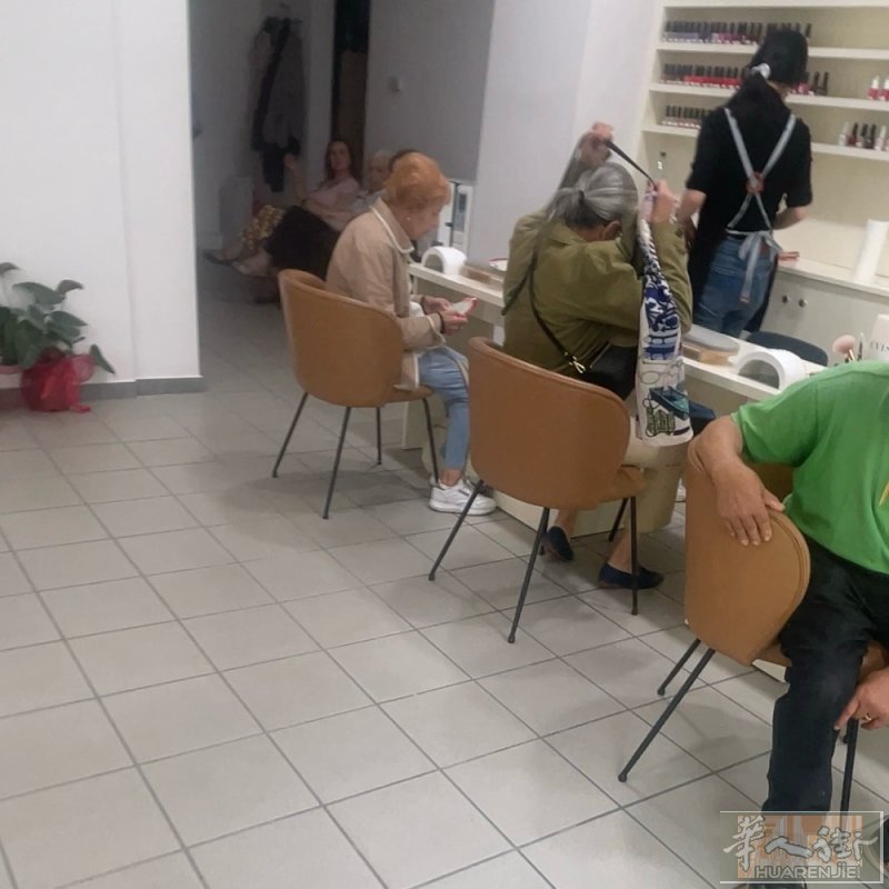 米兰边carate brianza 理发美甲店装让，四个理发位 置两个洗头床，四