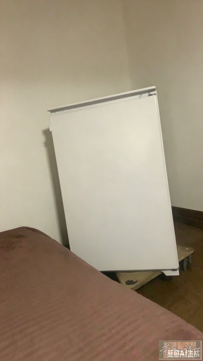 出个小冰箱50欧 带冷藏几乎没有使用痕迹 在杜塞华为公司附近 需要的联系微信 z