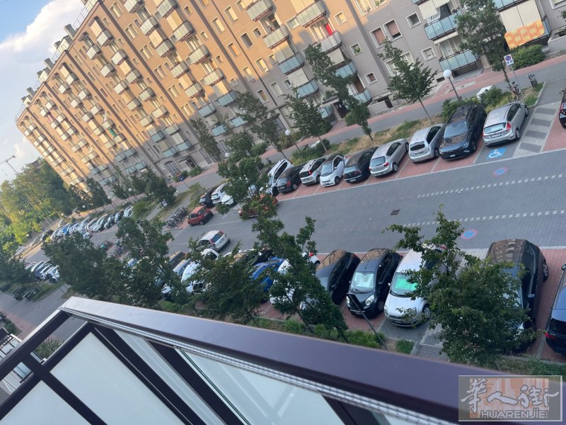 整房出租。私人合同。quarto oggiaro。cetosa火车站走路七八分钟。理工大学走路10几分钟。3楼两个大阳台 南北通透  楼下有有仓库 有储存室  有电梯。有内部门栏大停车场 里面什么都齐全。厨房冰箱空调都有拎包入住。三个大房间。包物业费。房租1500可以谈。没有中介费。煤气费电费自付 压2付一。马上可以入住。有需要可以提前预约看房。电话3393374808微信同号