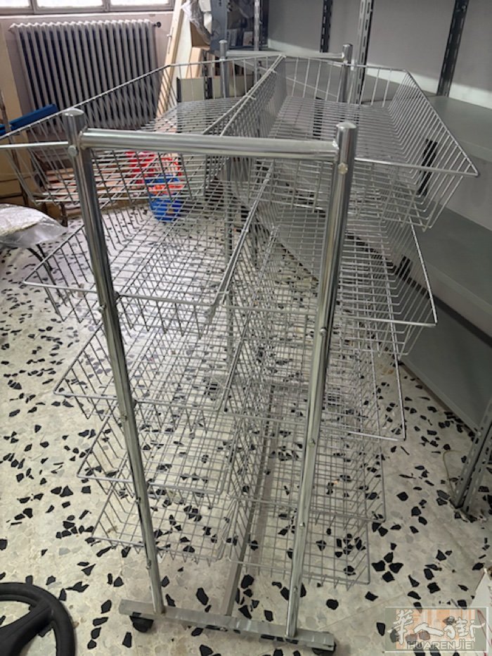 foggia地区 出售3百平方店的二手货架和挂钩