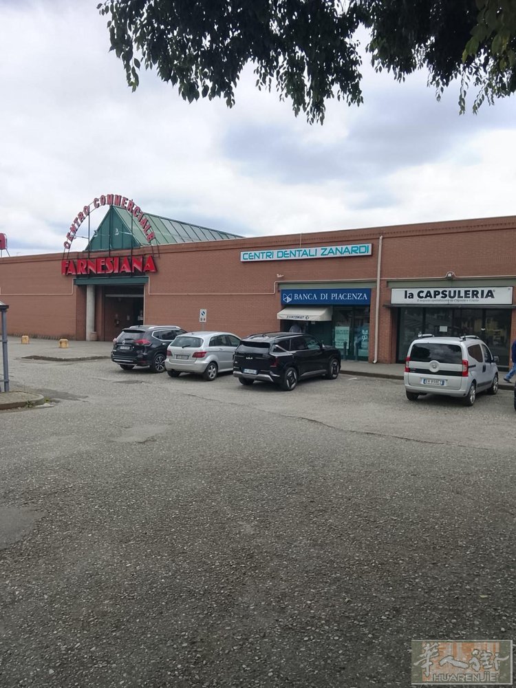 piacenza 有一意大利人空店出租，在centro commerciale里
