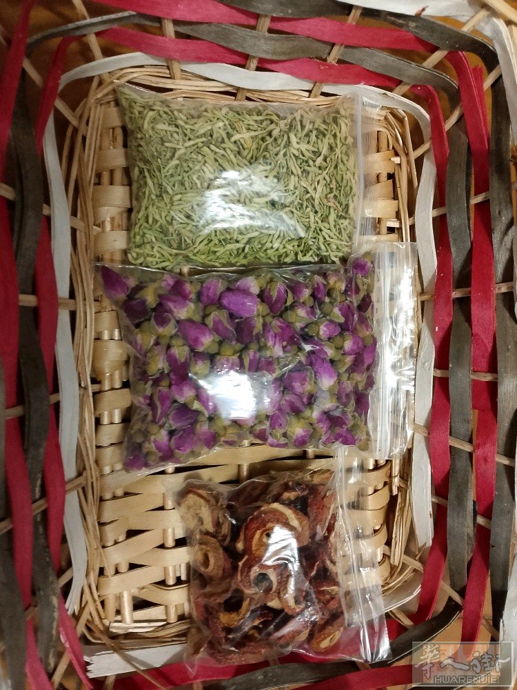 有中国多带出来的中药杂粮现在小包出售：每小包2.5欧，除玫瑰花3.5欧之外。有：