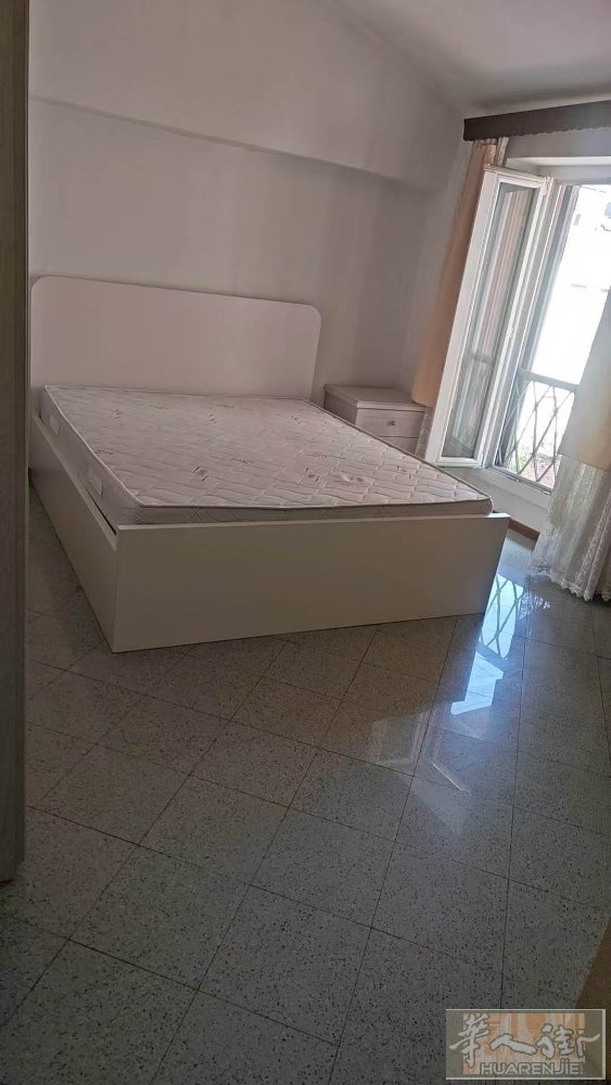 布雷西亚火车站，好房间提前预订哦，单间出租带空调，卫生间2个，步行2分钟，卫生干