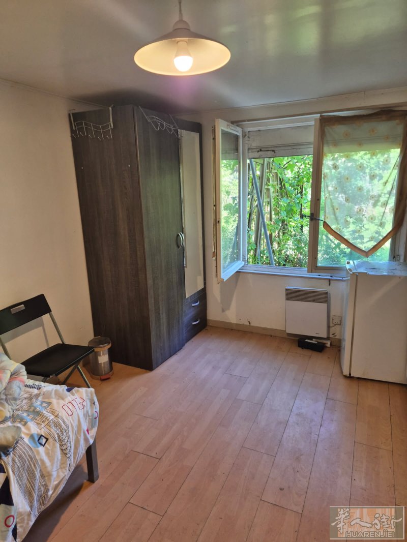 95 pontoise une chambre a louer petit jardin.18metre carré kitchenette Figo include toilette partage avec une personne laisser message.je vais répondre rapidement par message