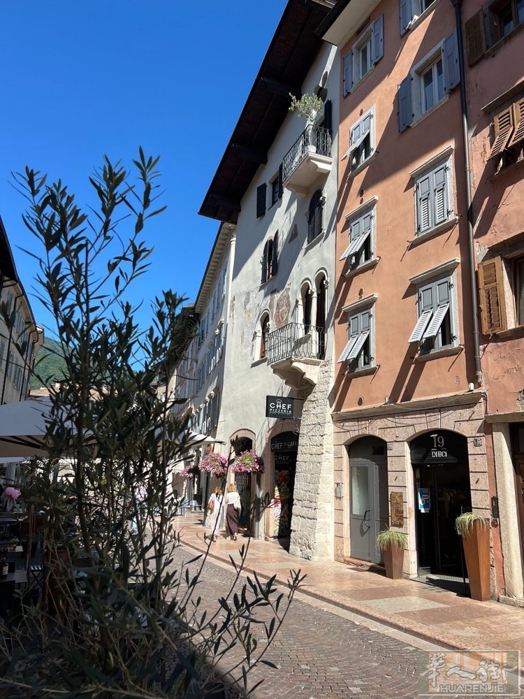 Trento 出售服装店  私人电话☎️：+39 349 283 2852