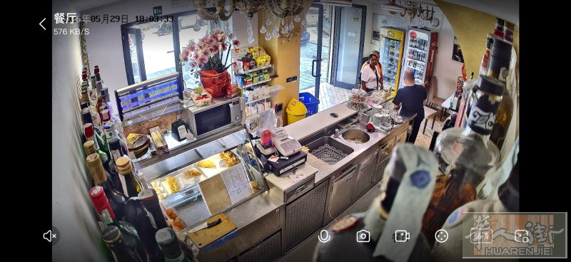 酒吧转让，可以做餐饮，位置于，genova sampiedarena 广场上，周