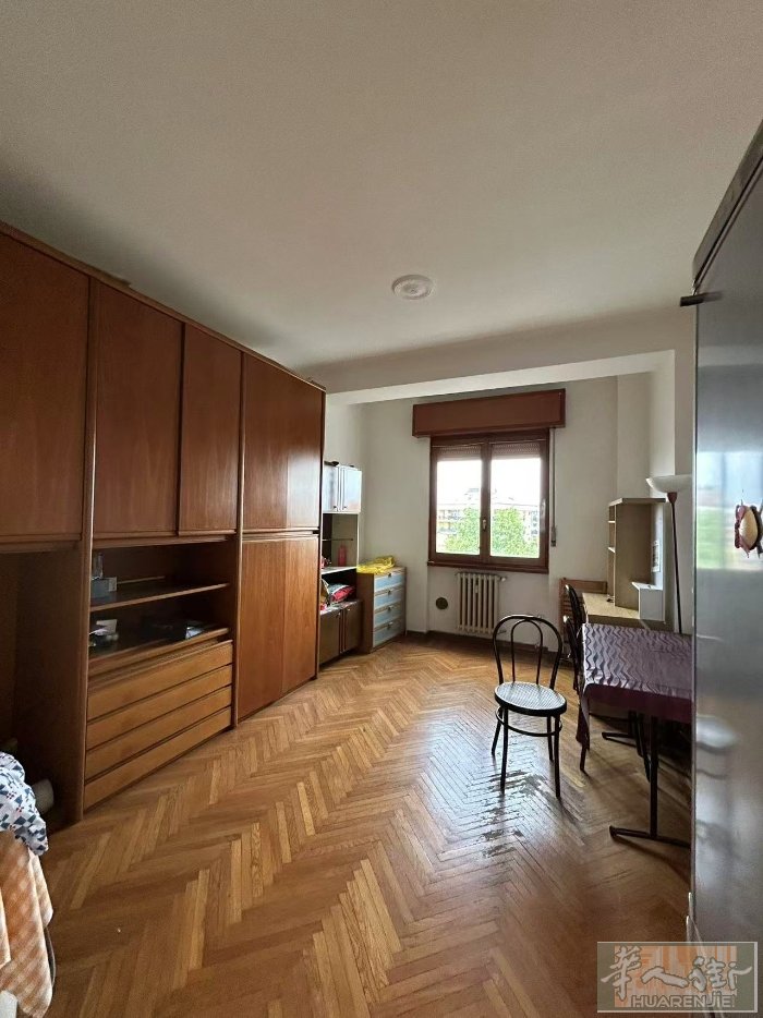 米兰: 近米理  地址：viale certosa, 平方：95平， 户型：3室