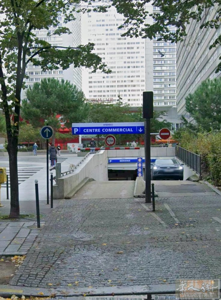 车位出租13区 Centre commerciale下面  电梯直达9 Vill