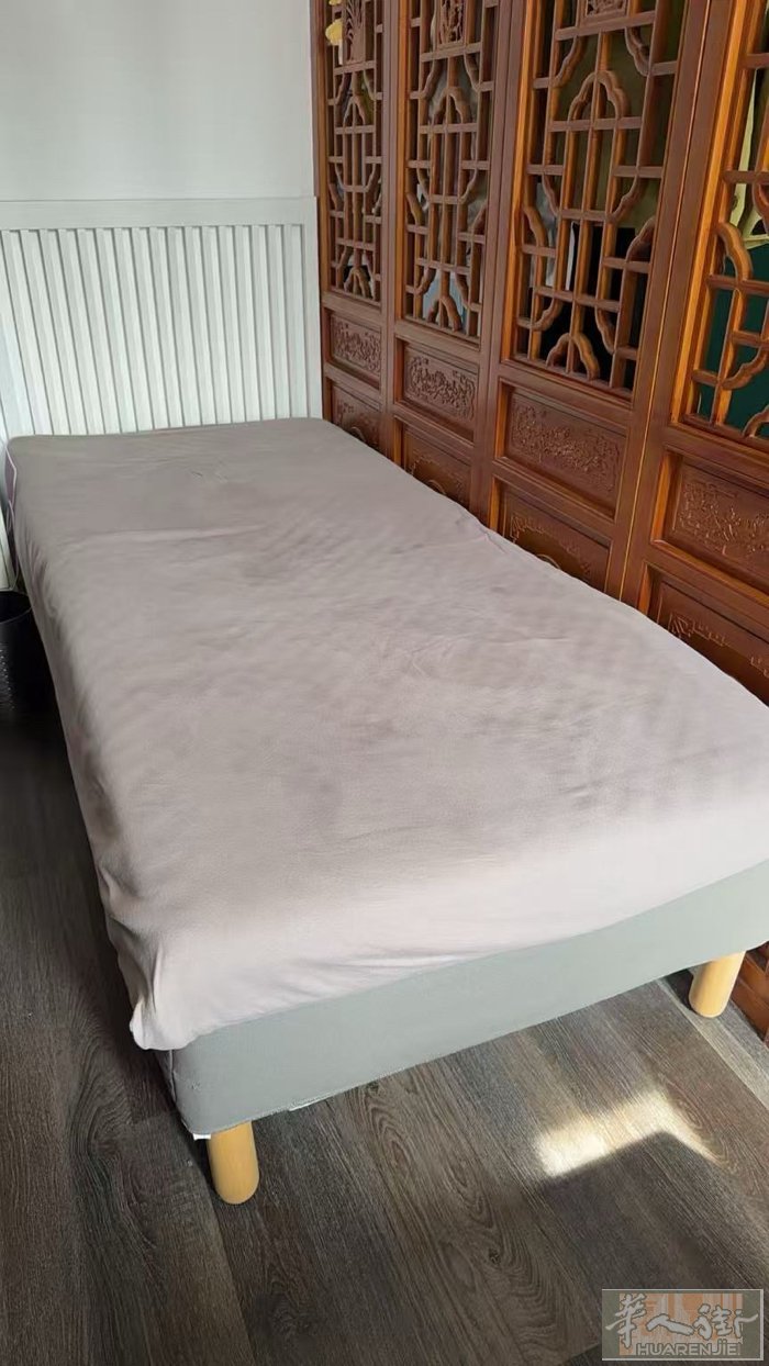 小巴黎出单人床➕单人床垫一起，床垫是硬的，质量很好。13区自取。电话：07494