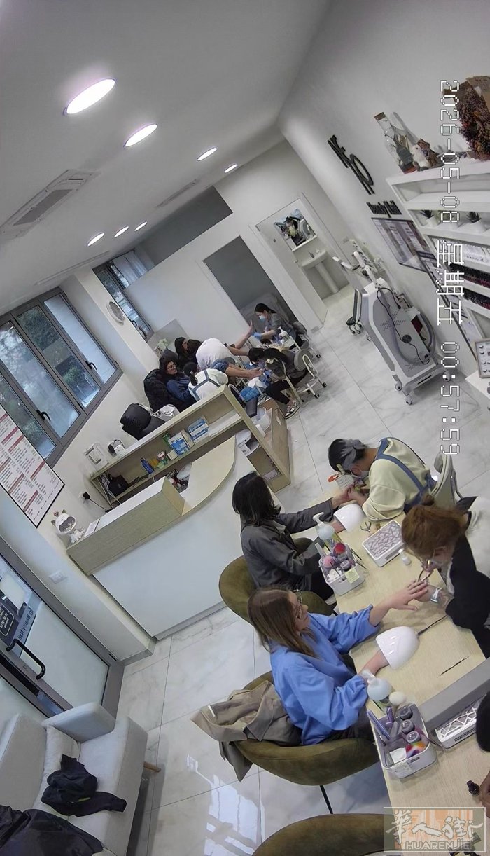 市中心富人区美甲店出售，接手即赚，价格小贵，三手三脚两房间，两个卫生间，一个休息