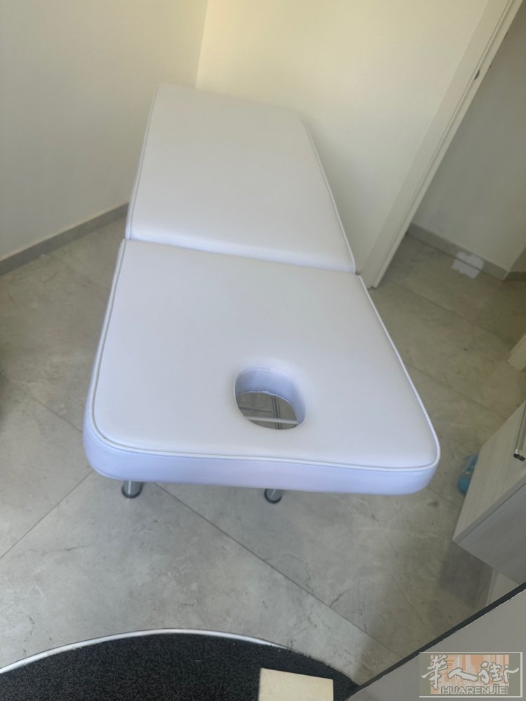 两张沙发，脱毛床一张，按摩床一张，实木圆桌可以拉开160 X120，沒有门五层柜