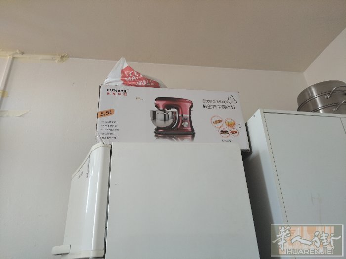 厨师机，这里有配置很多常用的，可以当绞肉机，罐肠机，还有是压面机，切面机，一次和