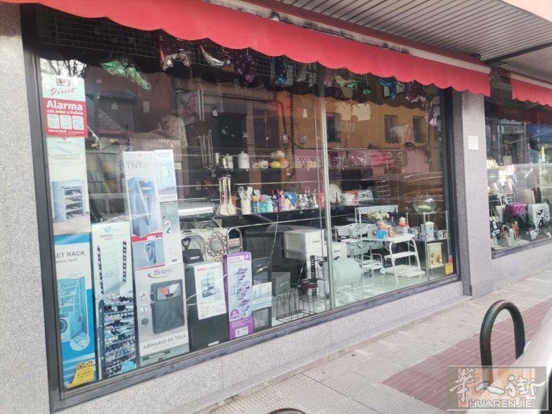 马德里郊区collado villalba百元店十五年老店转让，店面面积220平，房租1700  ，因本人退休，故转让有意者请电话联系607946908