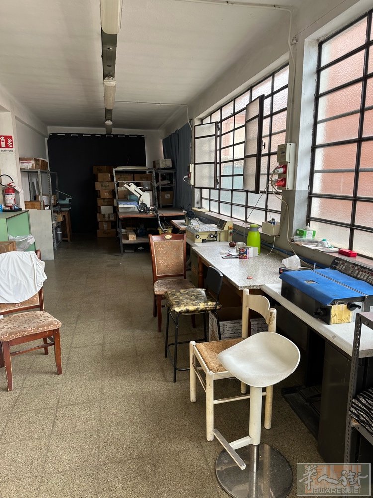 VIGEVANO 鞋包工厂 转让 350 平 没公司。证件齐全。楼上老板住家。