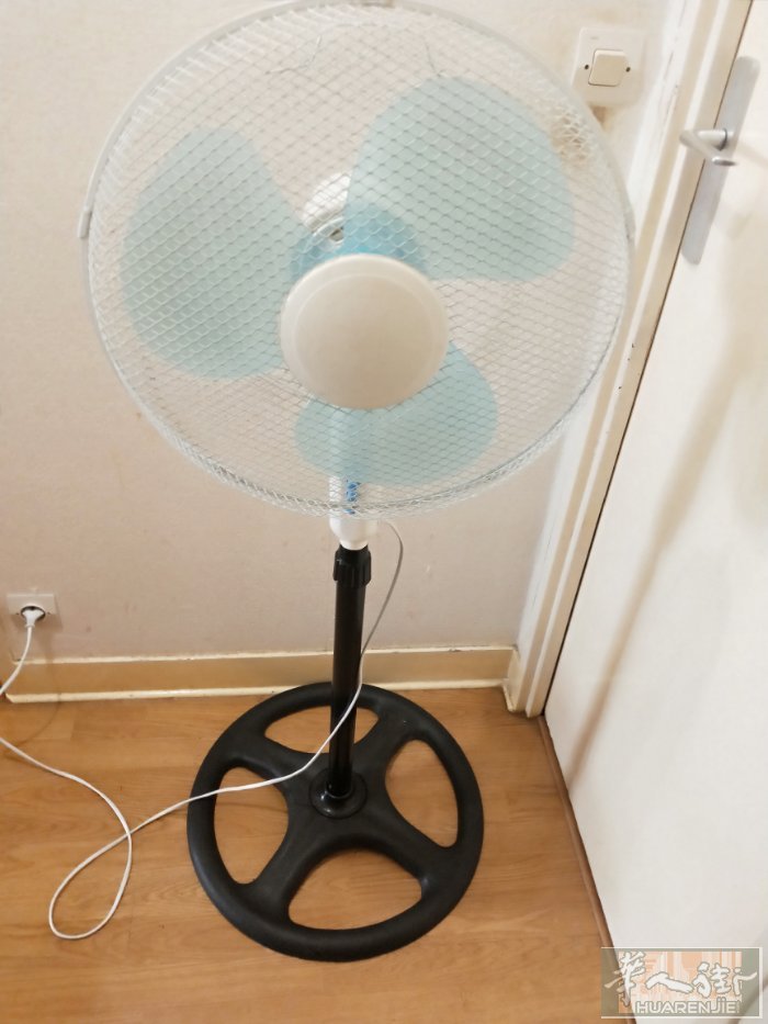 有个二手立式电风扇30欧元转让意者联系电话或短信自取非诚勿扰谢谢