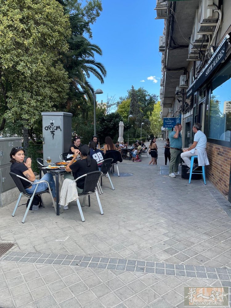 马德里北部7路地铁酒吧带餐转让 terraza12张 位置好看  上下二层 楼下