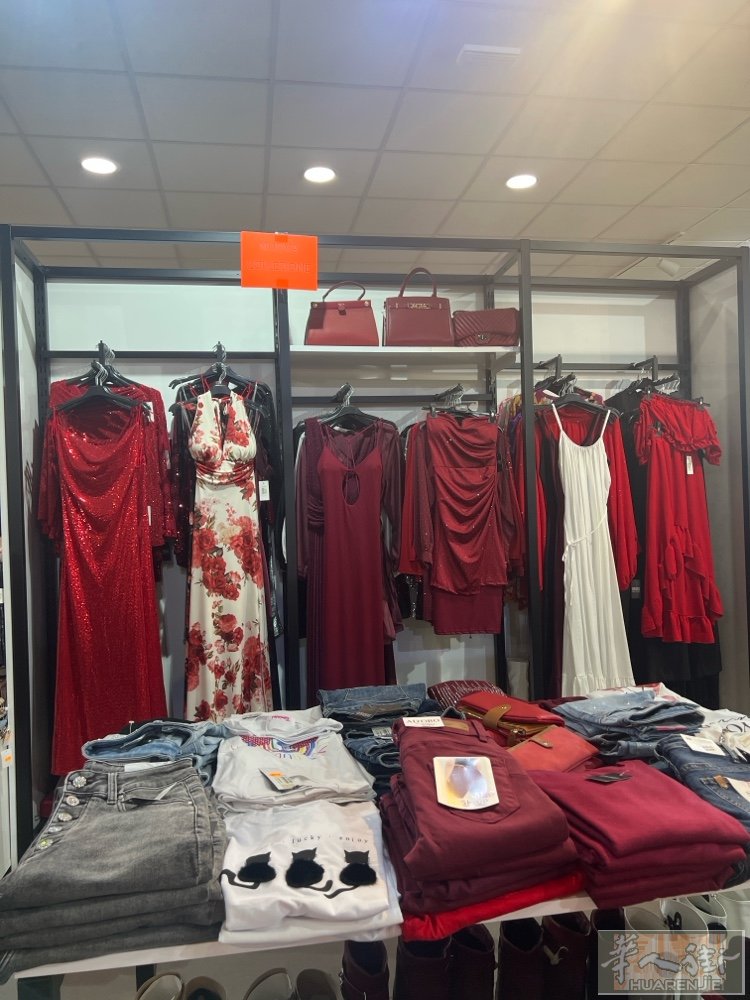 米兰Buccinasco招有经验服装女店员 备居留 3包4休 单人间