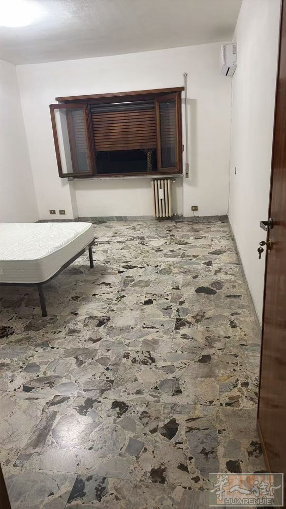 A线 tuscolana 大 房间搭铺， 交通便利 ，住家安静，联系电话3514