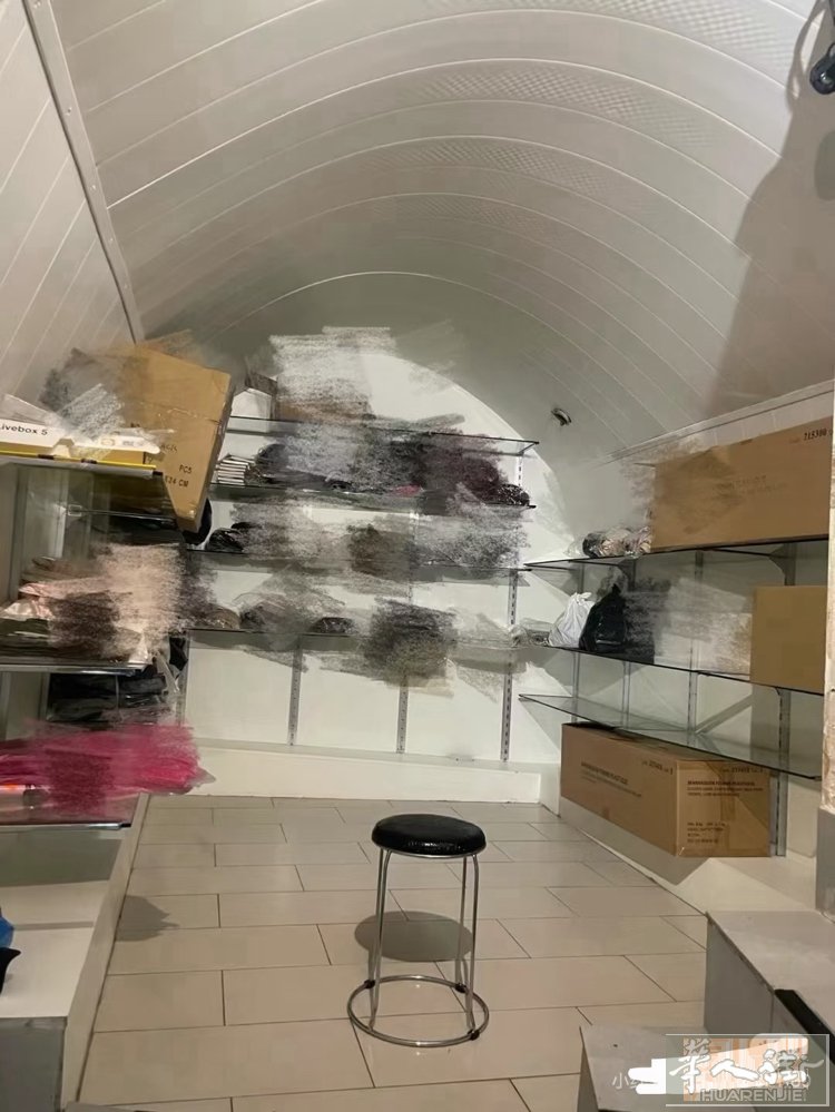 巴黎实体店，离地铁口一分钟，地坪，1楼，及地下室长期接收行李寄存，也可以出租海外