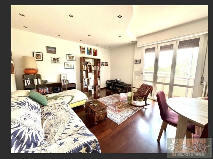 出售普拉托Mezzana顶层3楼带电梯130平米公寓，车库30平米。 •明亮客厅