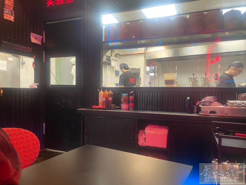 市中心Sol 餐馆：降至最低 马德里市中心餐馆转让。位于人流量非常大的街道上。面