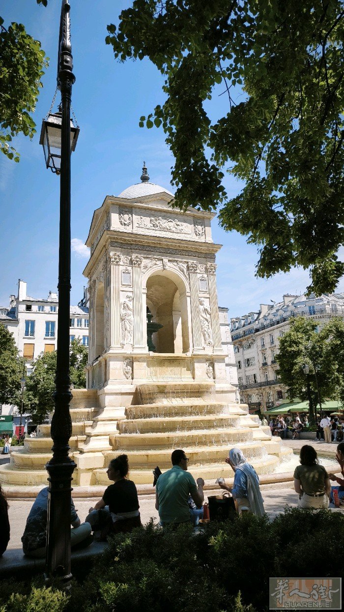 châtelet fontaine d'innocence 喷泉⛲广场边游客最密