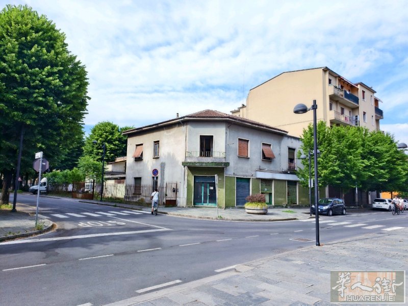 独栋店面带住家出租或者出售价格实惠，可以开餐馆或者开百货店或者开工厂，楼上180