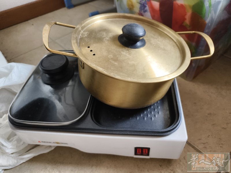 烧烤，火锅一体锅，还有韩国泡面锅，
