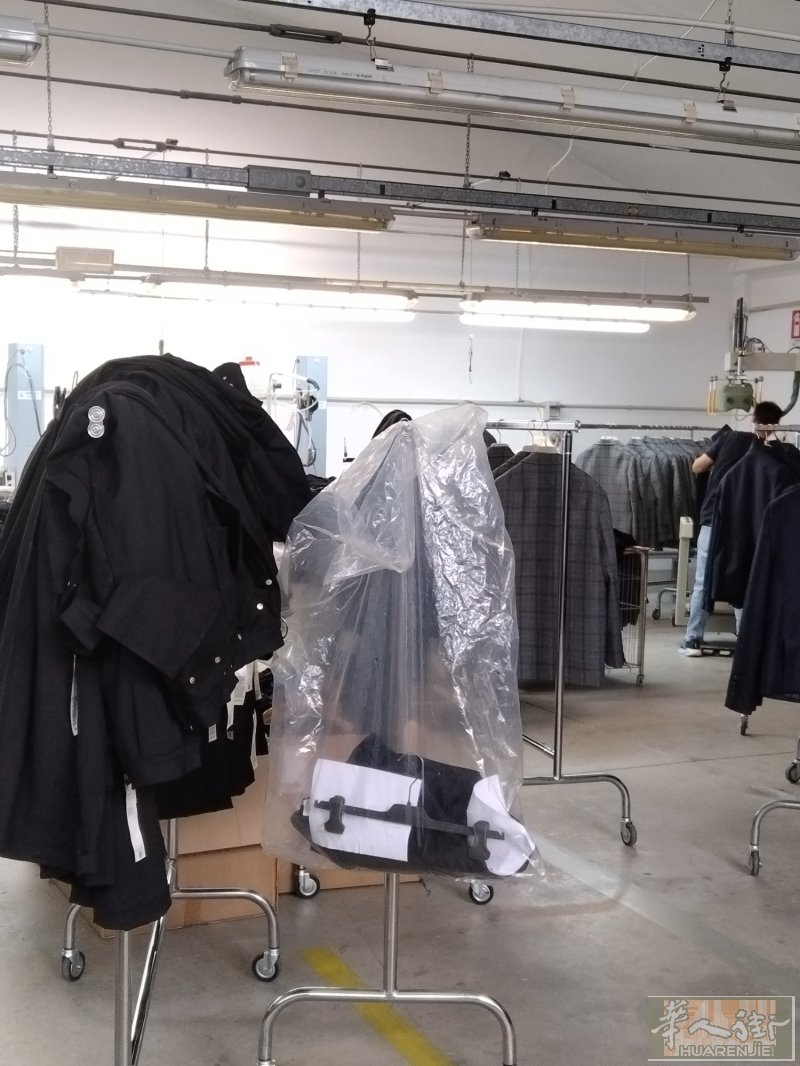 R0V1G0布衣烫厂需要熟练的大烫师傅二位，烫整件中细裤子、西裝、上衣、连衣裙。备居留。