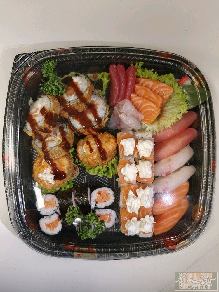 都灵边3万人口城市转让小吃店，现做寿司，poke，饺子。人手有限，平时2人上班，