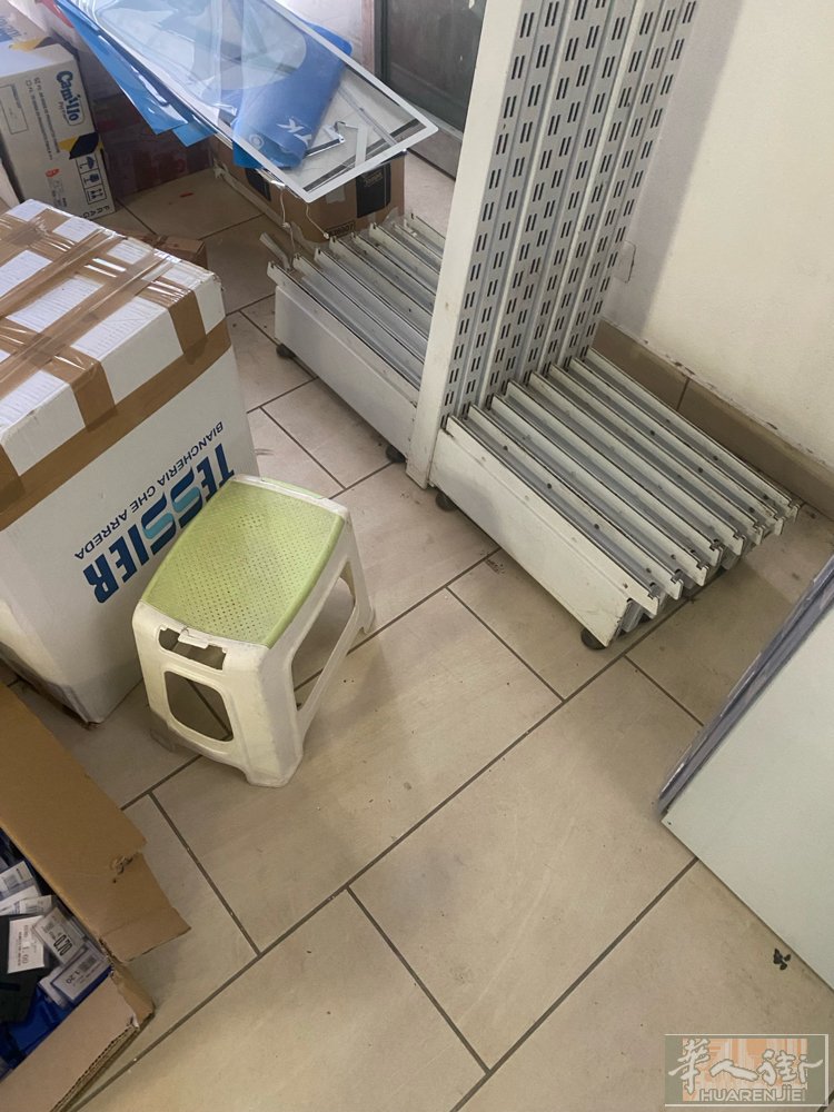 出售二手百货货架1.2宽2.2高 50欧一组 ，横杠3欧，挂钩0.5 欧.地址在