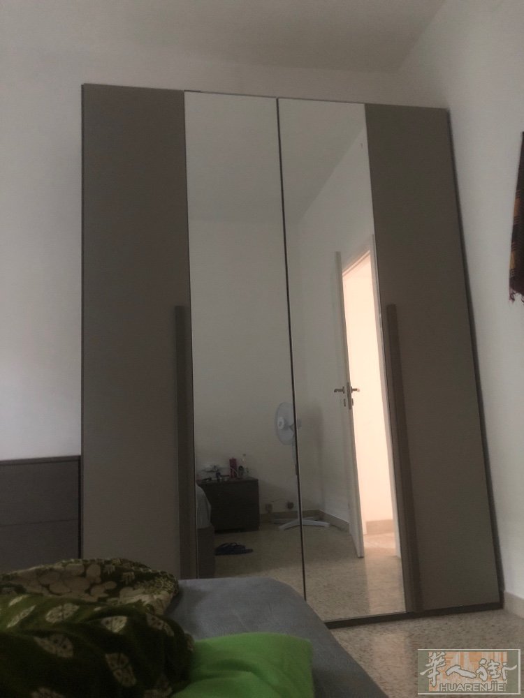 我打算在米兰市租一个座位。如有兴趣，请联系我。租金是150。whatsapp