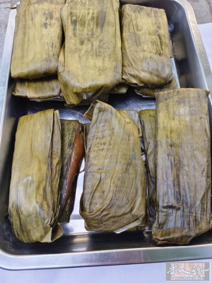您想吃到家乡的味道吗？广西正宗香蕉叶红糖芝麻甜吃粑，味道好，吃了还想吃，在国外生