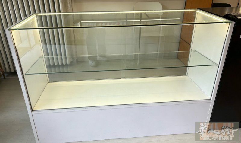 出售玻璃吧台有两个隔层，下面有收纳抽屉，尺寸：高100×宽55×长150。mes