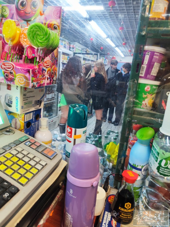 巴黎12区水果店带小超市,可以改行,店面有四十多平方,另有带楼上住家五十几平方,