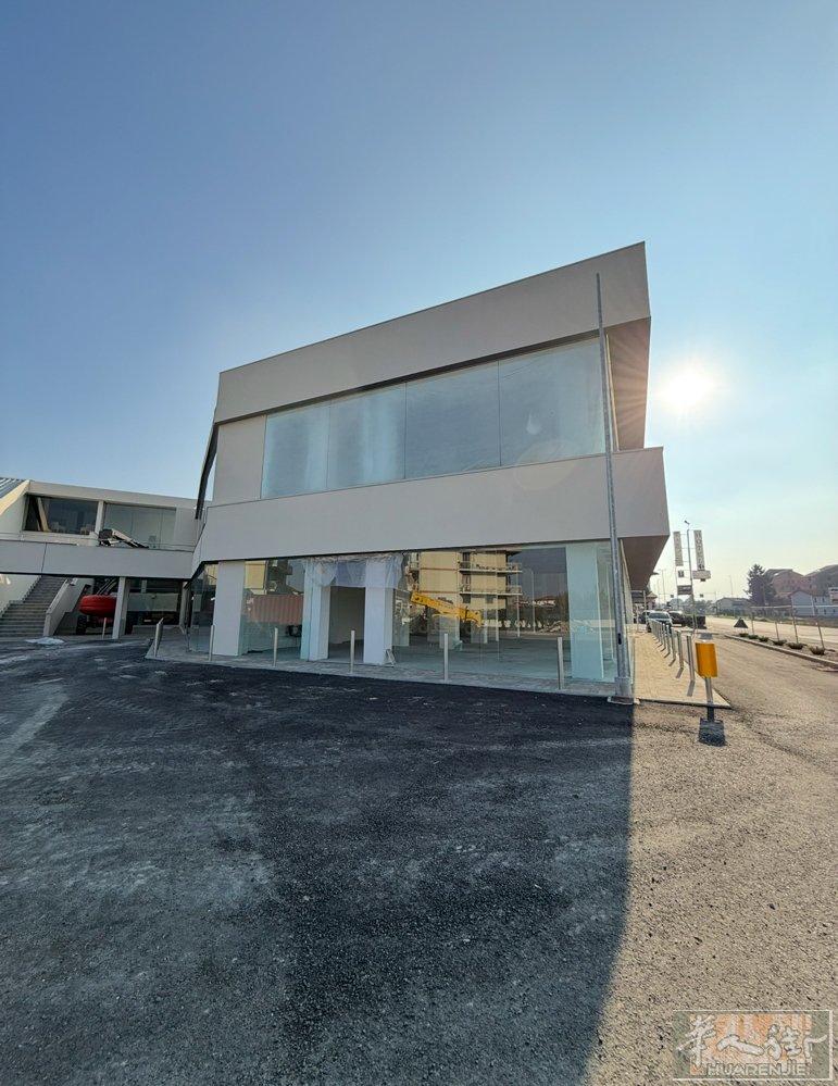 都灵店面出租开车离都灵市中心30分钟两层店面店面第一层面积280平米第二层350