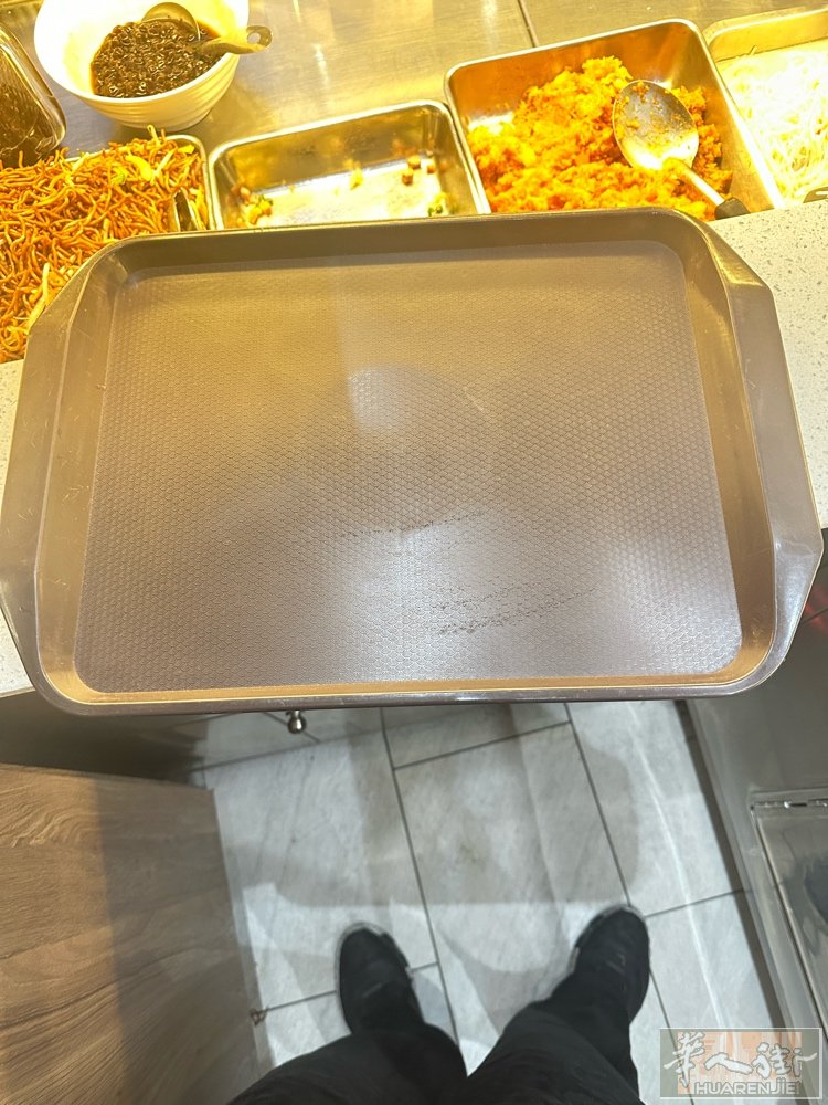 出售外卖店熟料托盘38个，2欧一个，还有刀叉，盘子