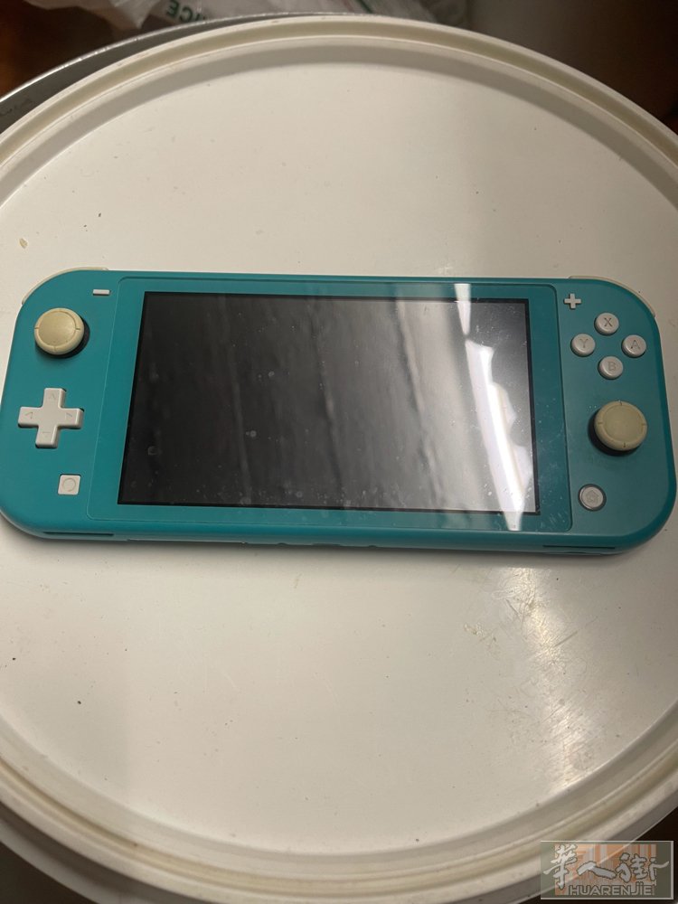 出一台闲置Switch游戏机sd卡只有64g，便宜出，有看上的可以短信联系
