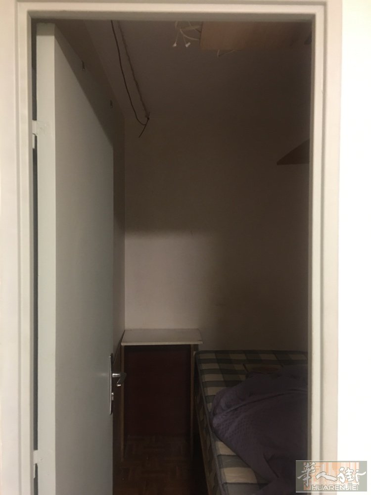 Bobigny五号线底有一个小单间出租两百电话号码0603053632，0752