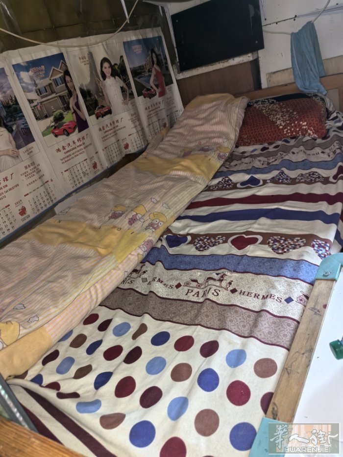 有房间搭铺长期四百.临时二十.散铺10块有个小房间15。我们只有四个房间和三张散
