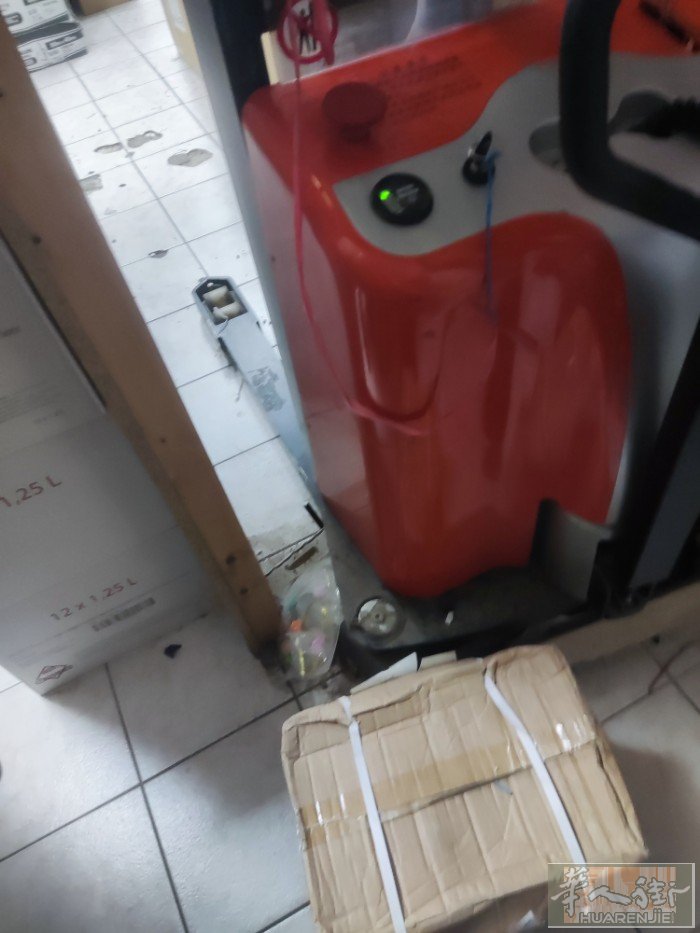 修理电瓶升降推出.