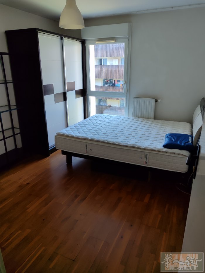 bobigny 空出来一个大房间，有双人床，衣柜，桌子，房屋内干净，清净，24小