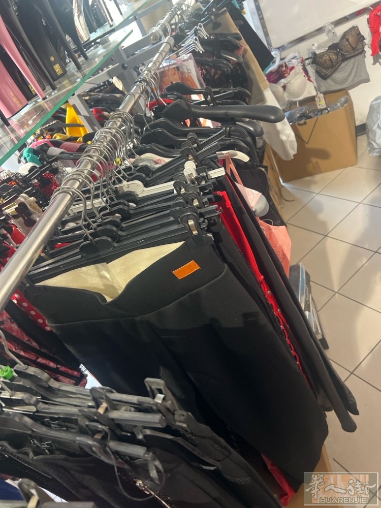 出售三个服装货架带玻璃的。100三个全拿走 wx：240694428
