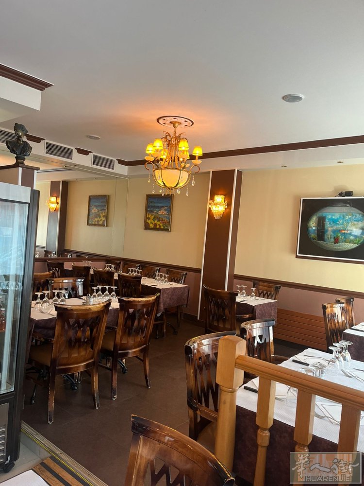 Maison alfort 披萨店转让， 连MUR 一起卖。 大概 177 平米