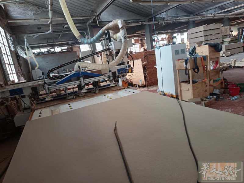 米兰边沙发木架工厂转让1400平租金4500有兴趣赚辛苦钱很好米兰我是唯一家中国人做木架要懂行会管理跟我合伙也可以微信C3773739999
