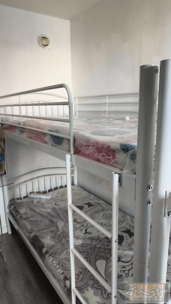 单间搭铺一个房间四个人，上铺