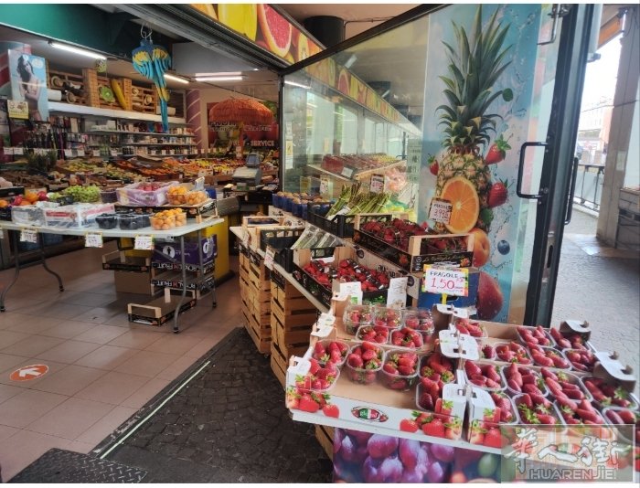 贝加莫Bergamo 市中心、旺铺转让， 十几年老牌水果店转让. 位置在市中心，